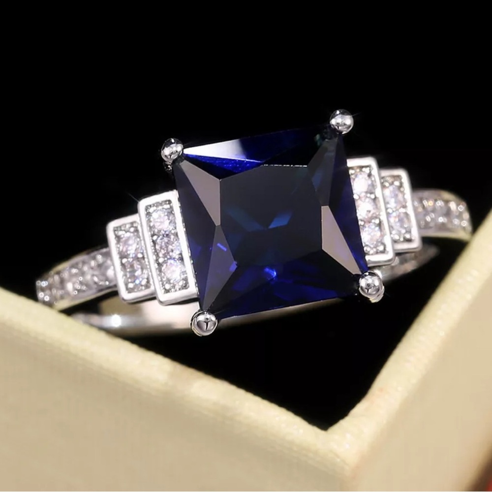 PRINCESS CUT WEDDING RING - Picture 2 of 8